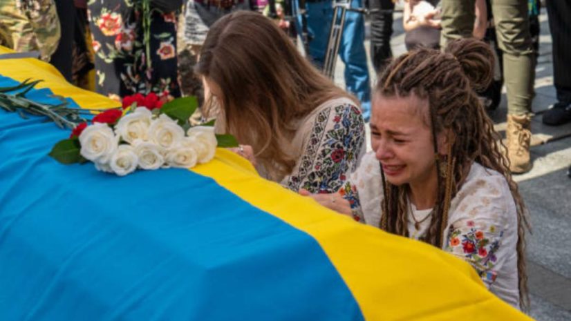 Ukrainska kvinnor sörjer närstående krigsoffer.