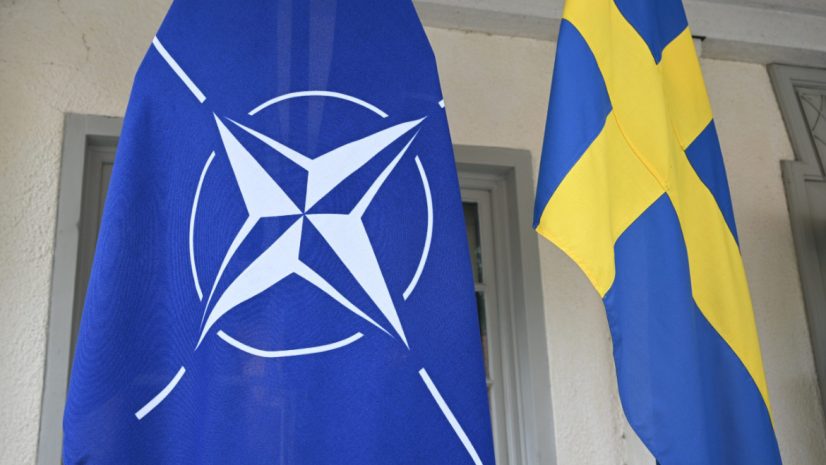 Natos och Sveriges flaggor.