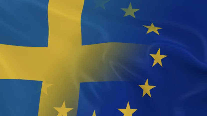 Sveriges flagga och EU-flagga.